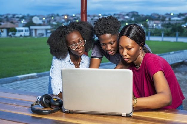 Groupe de jeune devant un ordinateur qui préparent un projet innovant
