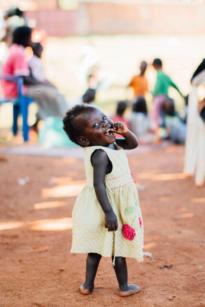 Petite fille se tenant debout avec un sourire aux lèvres