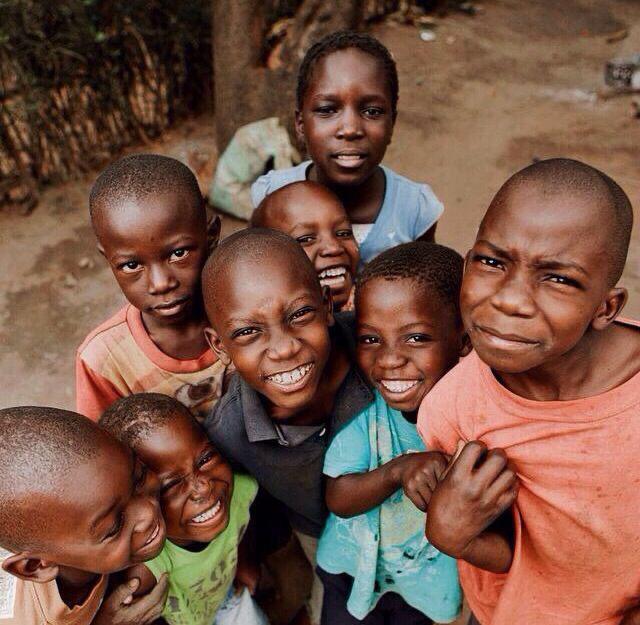 Enfants souriants qui sont dans la joie devant une capture d'image